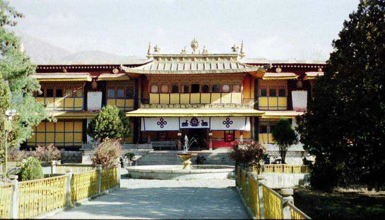 The Dali%27s Summer palace - from where he fled the Chinese dresses as a soldier