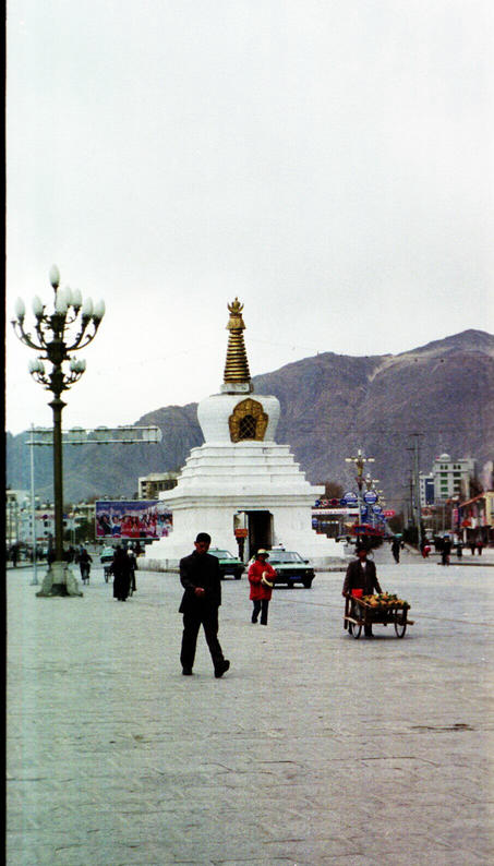 The gates to the Old city of Tibet 